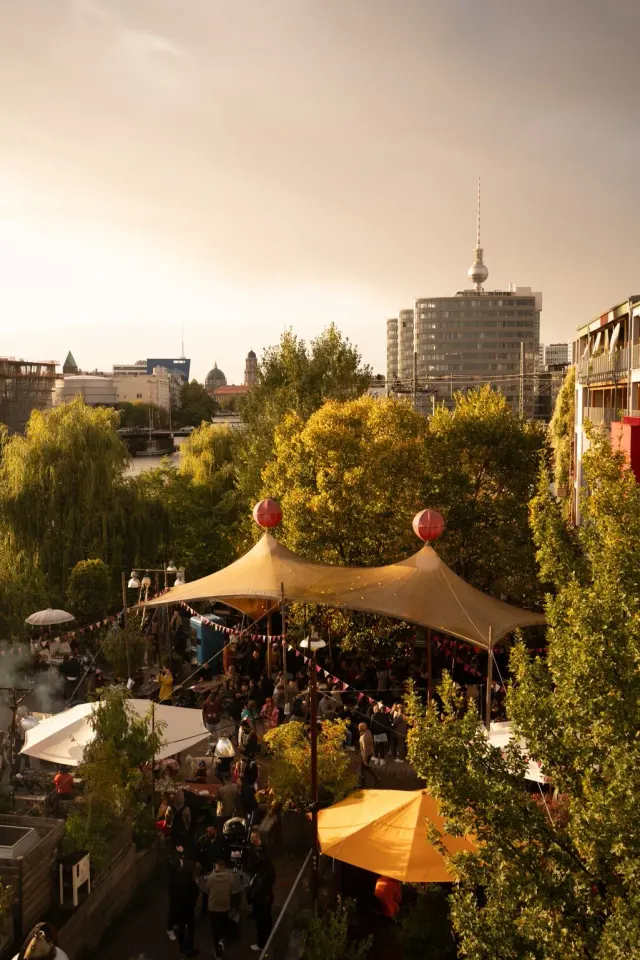 BookNoFees: مقهى – Café Holzmarktperle – Berlin – Café Holzmarktperle، الصورة 2