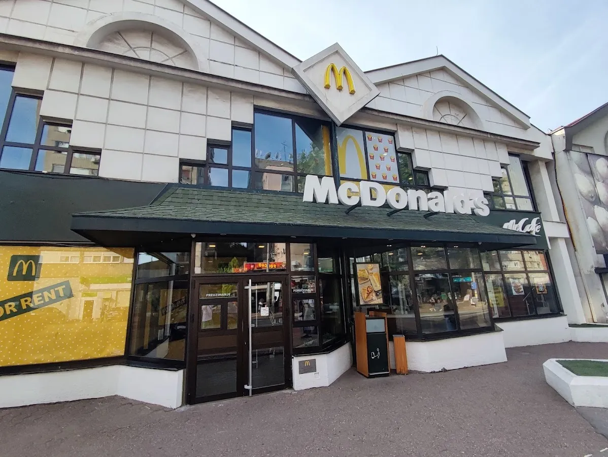 BookNoFees: بار وجبات خفيفة – McDonald's – Belgrade – McDonald's، الصورة 1