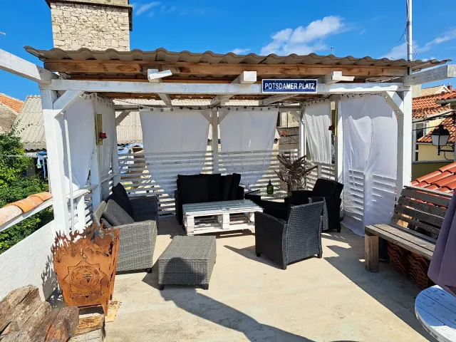 BookNoFees: شقة مفروشة هادئة مع شرفة وشواية – Krapanj