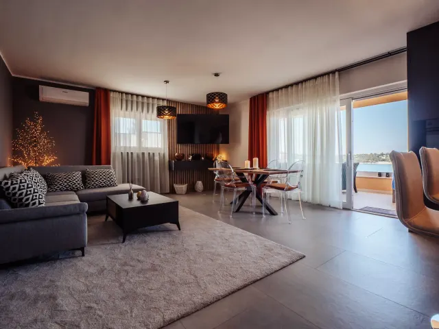 BookNoFees: شقة بتصميم أنيق مع تراس وإطلالة على البحر، في الطابق الأرضي – Rogoznica