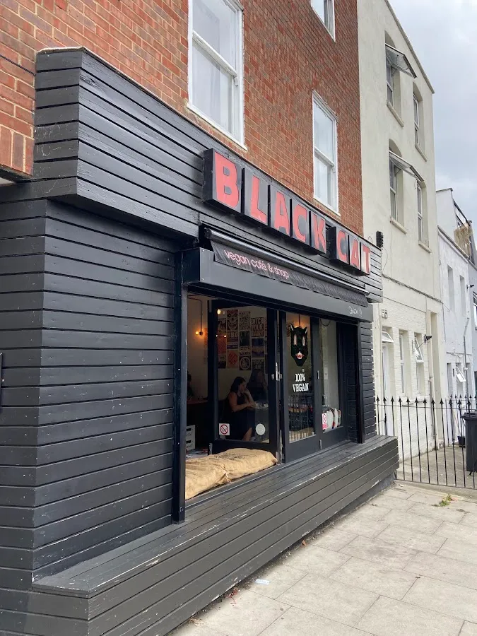 BookNoFees: مقهى – Black Cat Cafe – London – Black Cat Cafe، الصورة 1