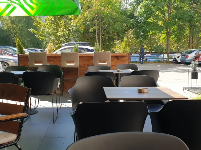 BookNoFees: مقهى – Brown bar – Zagreb – بار بني، الصورة 3