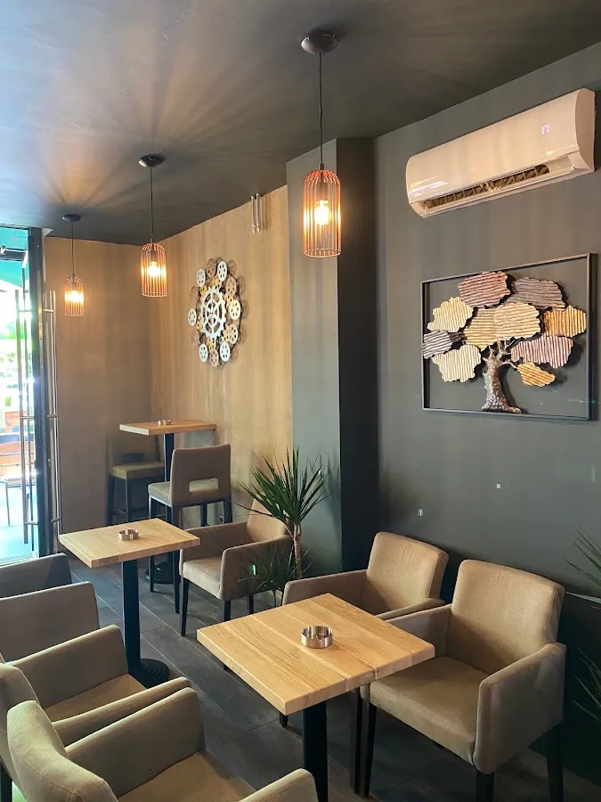 BookNoFees: مقهى – Brown bar – Zagreb – بار بني، الصورة 1