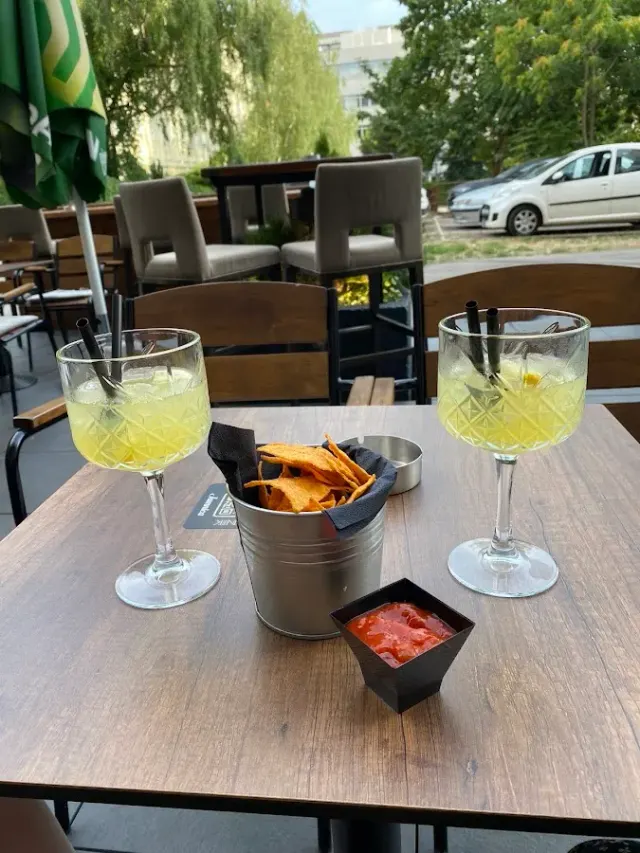 BookNoFees: مقهى – Brown bar – Zagreb – بار بني، الصورة 2