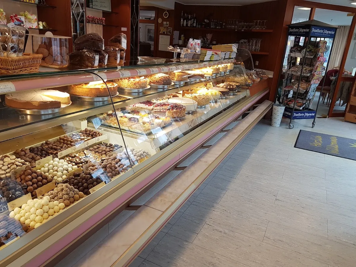 BookNoFees: مطعم – Café und Konditorei Matthias König – Schmallenberg – مقهى ومحل حلويات Matthias König، الصورة 1