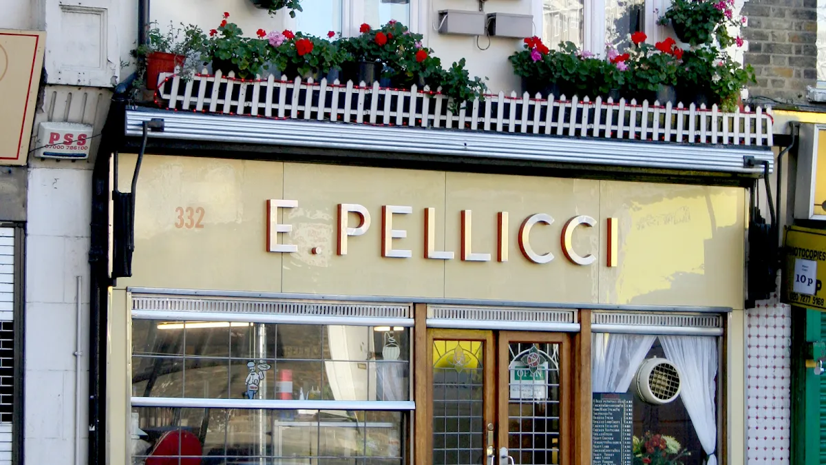 BookNoFees: مقهى – E. Pellicci – London – E. Pellicci، الصورة 1