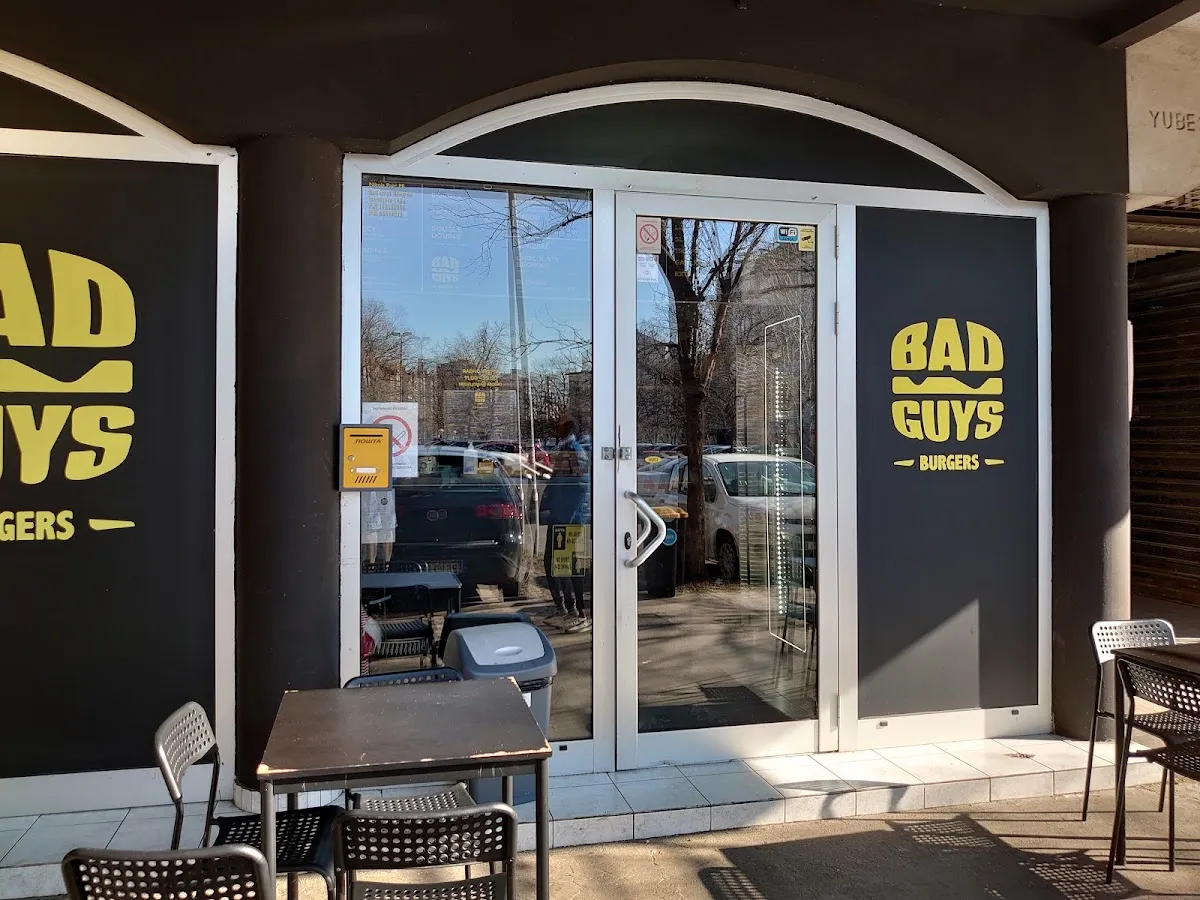 BookNoFees: بار وجبات خفيفة – Bad Guys – Belgrade – الأشرار، الصورة 1