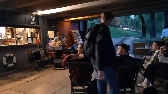BookNoFees: مقهى – Klub rečnih kapitanov – Ljubljana – نادي قباطنة الأنهار، الصورة 3