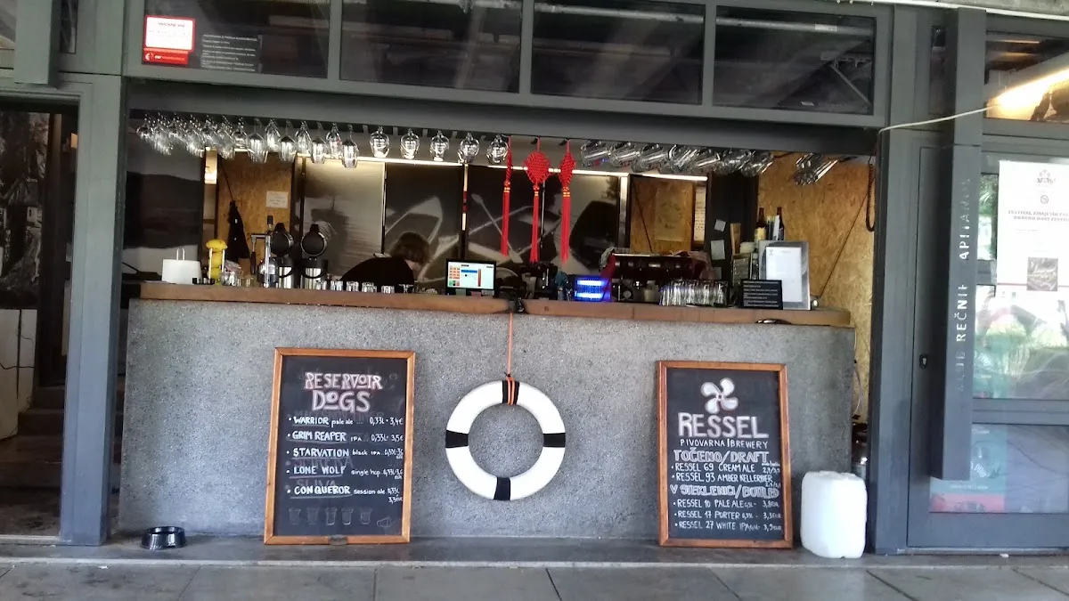 BookNoFees: مقهى – Klub rečnih kapitanov – Ljubljana – نادي قباطنة الأنهار، الصورة 1