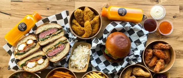 BookNoFees: بار وجبات خفيفة – Black Cat Burgers – Warsaw – Black Cat Burgers، الصورة 2
