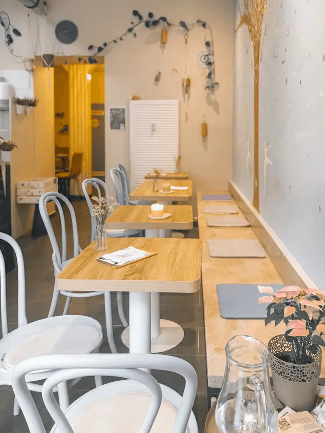 BookNoFees: Café Prana, Berlin