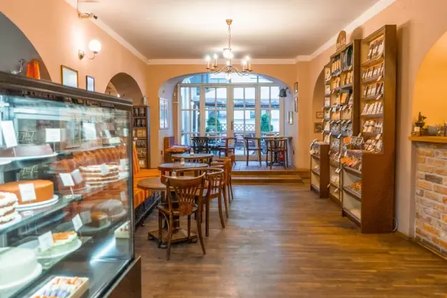 BookNoFees: مقهى – Choco-Café U Červené židle – Prague – Choco-Café U Červené židle، الصورة 3