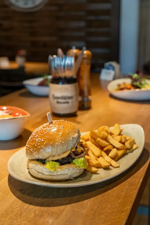 BookNoFees: مطعم – Benediktiner Wirtshaus – Attendorn – Benediktiner Wirtshaus، الصورة 3