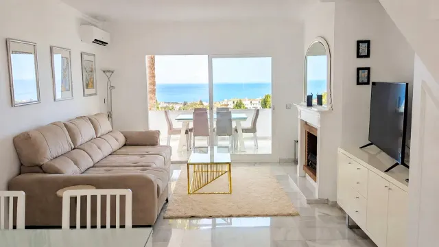 BookNoFees: بيت عطلات في Mijas – غرفة معيشة مع أريكة وتلفاز وتراس بإطلالة على البحر في كالاهوندا، إسبانيا