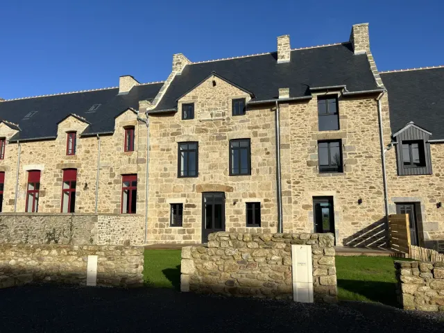 BookNoFees: منزل حجري أنيق مع حديقة وشاحن مركبات كهربائية – Saint Malo