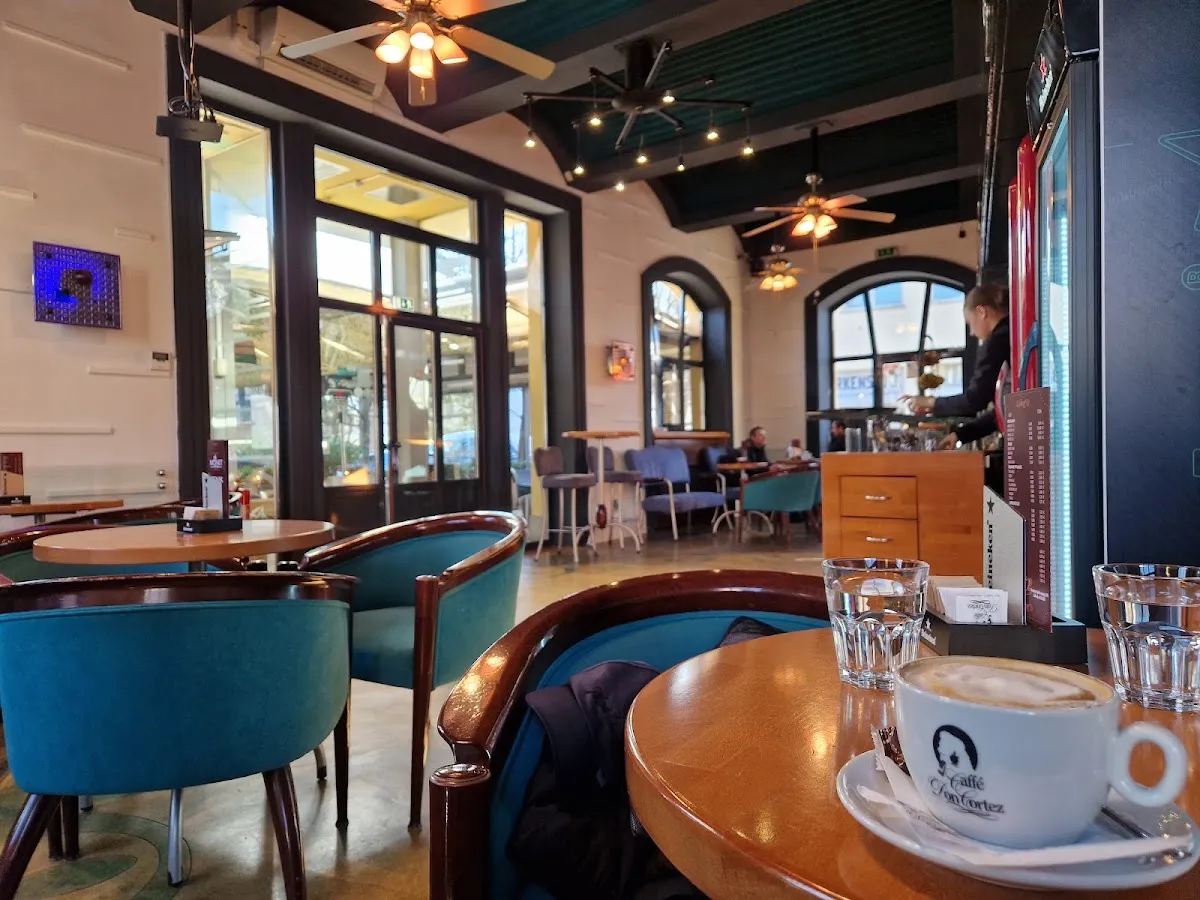 BookNoFees: مقهى – Cafe Monet – Ljubljana – Cafe Monet، الصورة 1