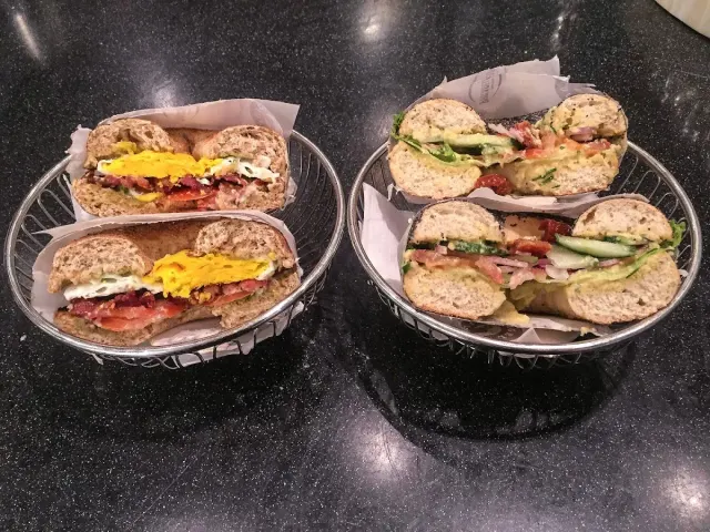 BookNoFees: مقهى – Bagel & Juice – Oslo – Bagel & Juice، الصورة 2