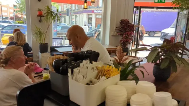 BookNoFees: مقهى – CaféGenic – London – CaféGenic، الصورة 3