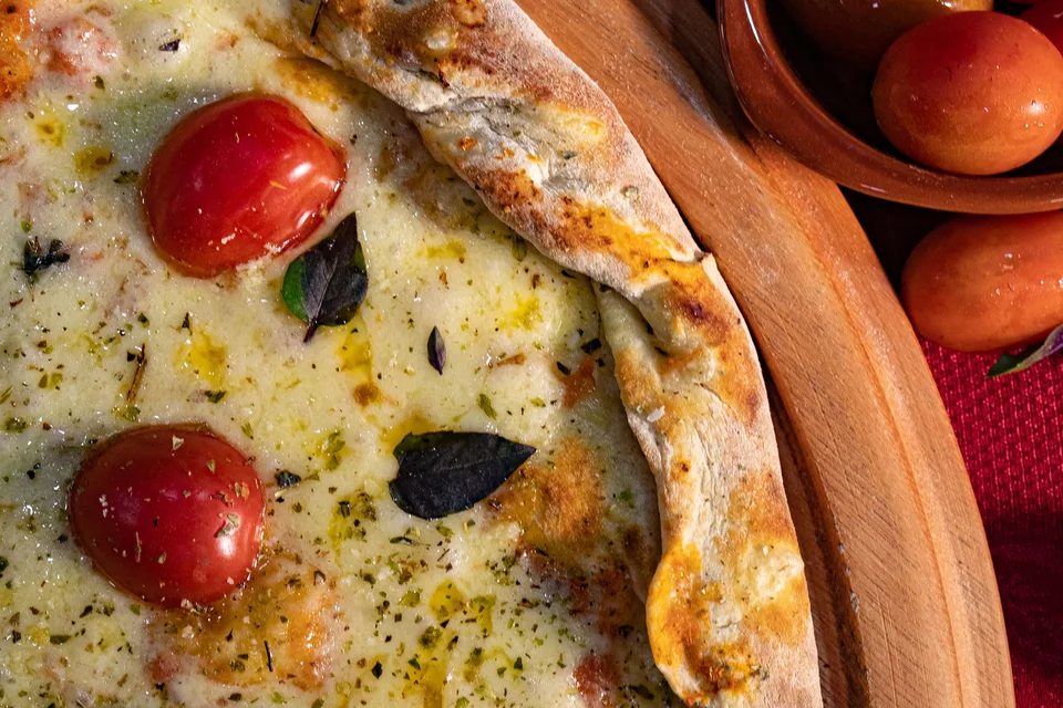 BookNoFees: صورة توضيحية: بيتزا بالجبن مغطاة بطماطم الكرز